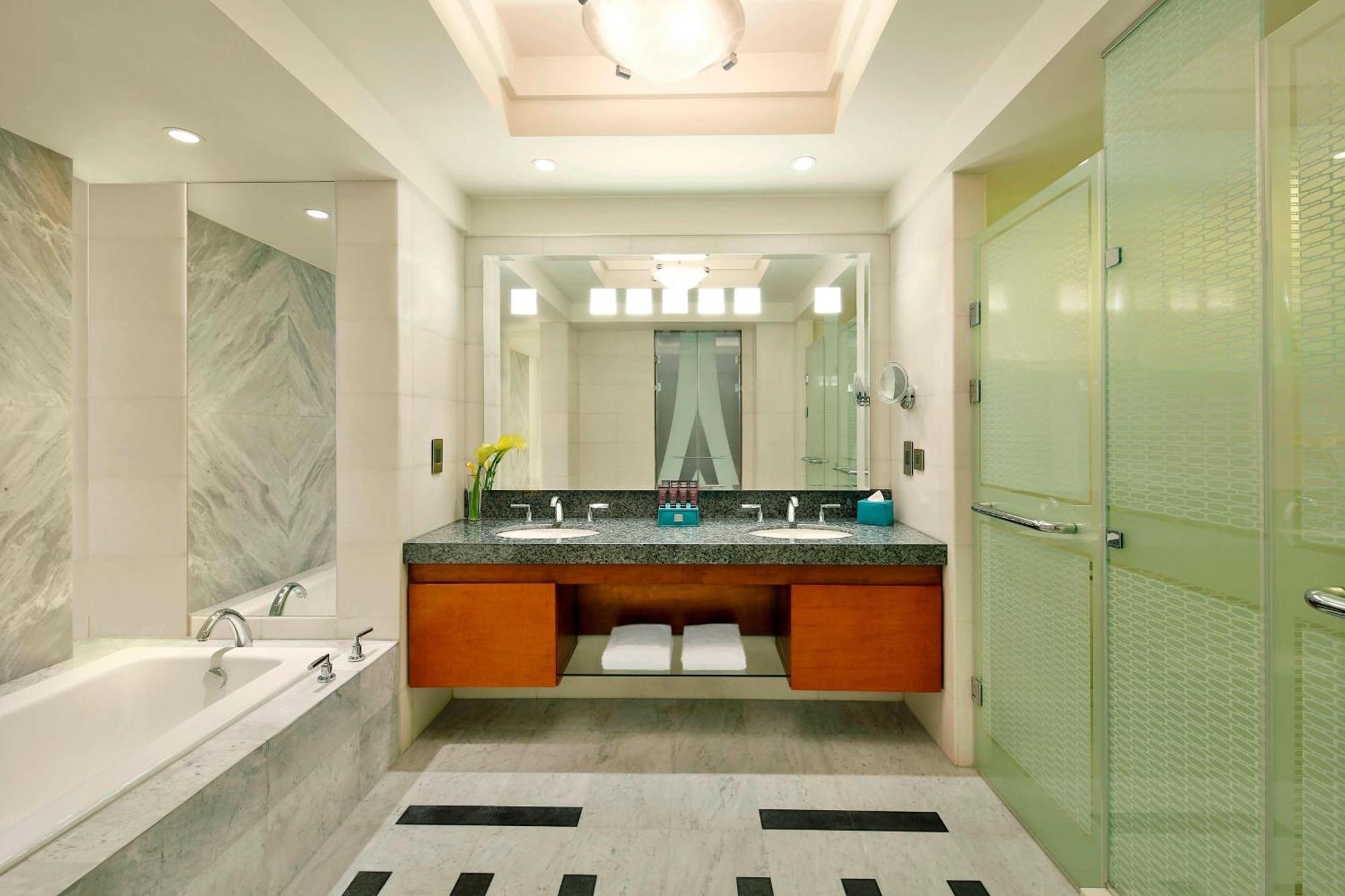 The Nile Ritz-Carlton, Cairo Hotel Exterior photo Bathroom